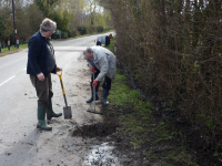 28.03.2010 - Rod Lord - Fifield Road near speed bump - Volunteers clear ditch - Robin Howard, Grenville Annetts