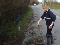 28.03.2010 - Rod Lord - Fifield Road near speed bump - Volunteers clear ditch - Louise Shenston