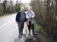 28.03.2010 - Rod Lord - Fifield Road near speed bump - Volunteers clear ditch - Robin Howard, Grenville Annetts