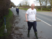 28.03.2010 - Rod Lord - Fifield Road near speed bump - Volunteers clear ditch - Daniel Annetts