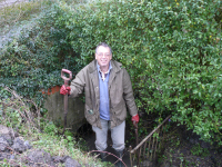 20.02.2011 - Rod Lord - OGAFCA volunteers on Oakley Green Road - Nick Pellew clearing inflow to manhole chamber